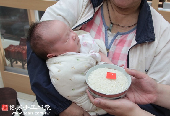 張寶寶(新北永和區嬰兒寶寶滿月剃頭理髮、免費嬰兒剃胎毛儀式吉祥話)。中國風會場，爸媽寶貝免費穿「日中韓」古裝禮服。專業拍照、DVD光碟、證書。★購買「臍帶章、肚臍章、胎毛筆刷印章」贈送：剃頭、收涎、抓周，三選一。 2015.10.31 照片6